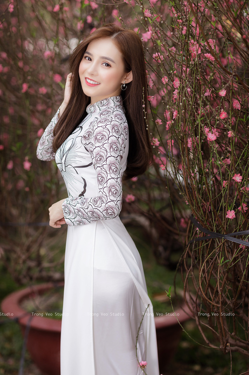 非常有戏剧冲突感！碾压一词结合强强对话的设定，本身就充满了话题性和颠覆性。让我们先来构思一个能引爆读者好奇心的标题